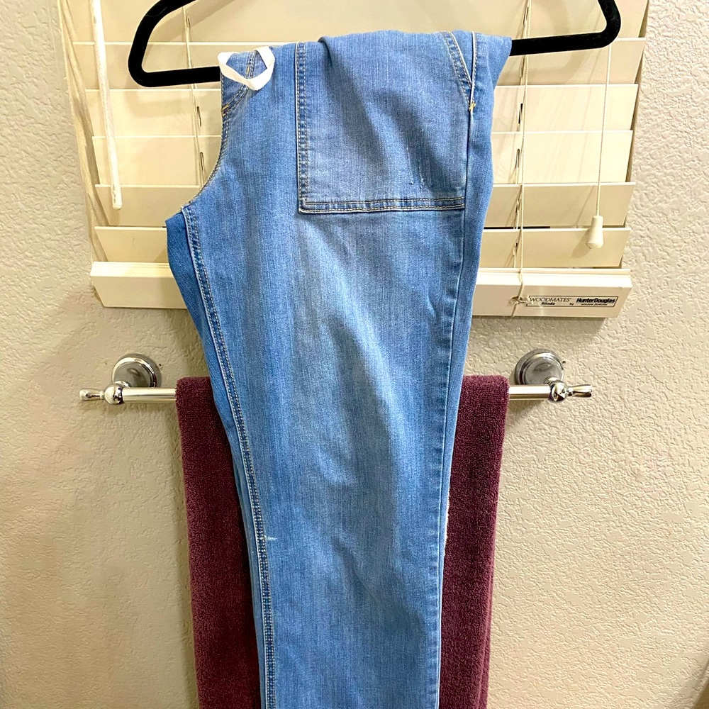 Very gently used - elastic waistband, cropped jeans.